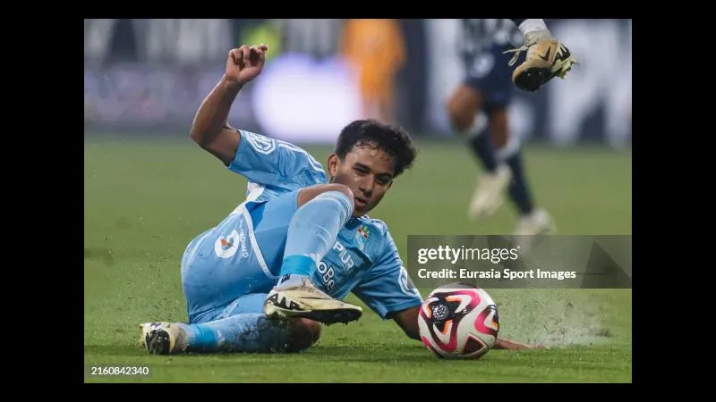 Cầu thủ của Sporting Cristal áp đảo Alianza Lima trong tình huống tranh chấp bóng